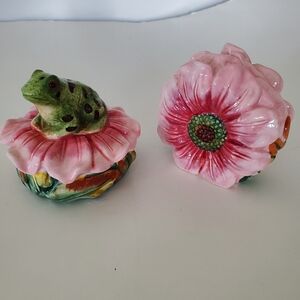 VINTAGE Frog & Flower Salt And Pepper Shakers w/Stoppers Ceramic 3.5 x 3" Whimsy